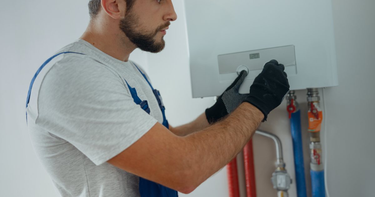 Prim-plan cu panoul frontal al unei centrale termice pe gaz, cu afișaj LCD pe care apare un cod de eroare de tip A sau F.