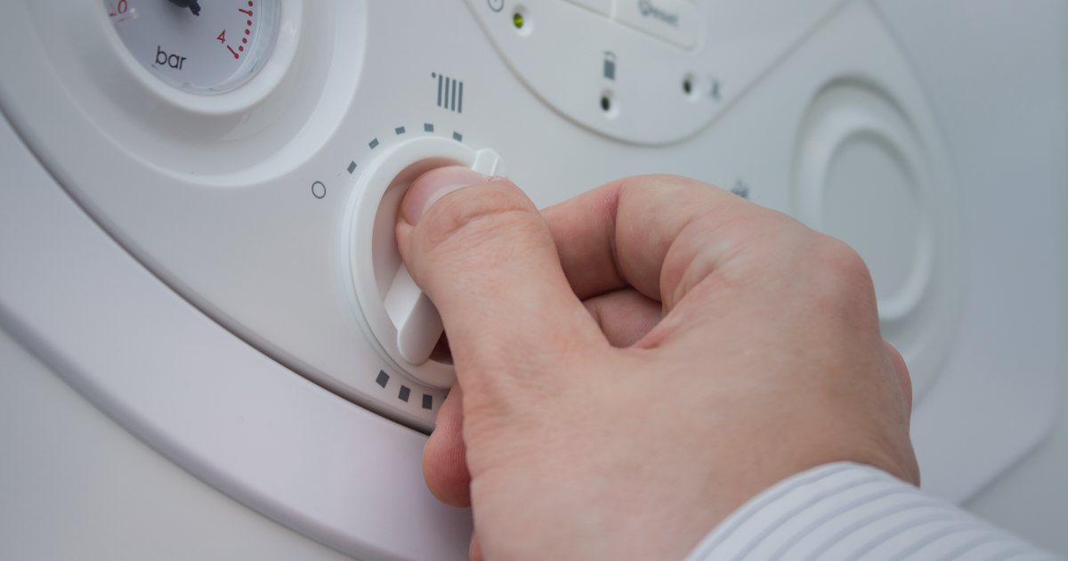 Prim-plan cu afișajul digital al unei centrale pe gaz Saunier Duval, montată pe perete, indicând un cod de eroare și manometrul de presiune al instalației.