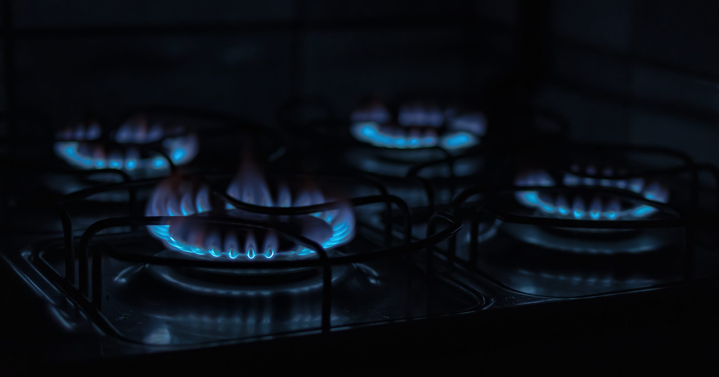 Flacără albastră de gaz arzând pe ochiurile unei plite